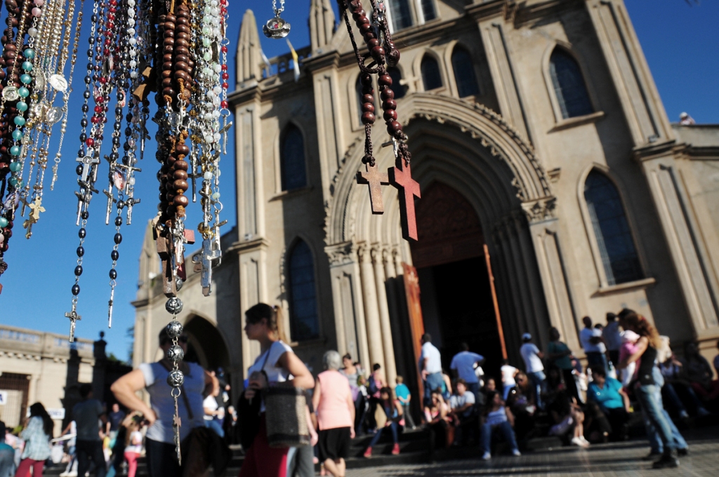 Miles de feligreses llegan a la Iglesia de Guadalupe