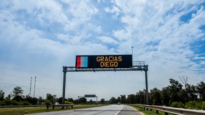 Santa Fe homenajea a Maradona en autopista y rutas