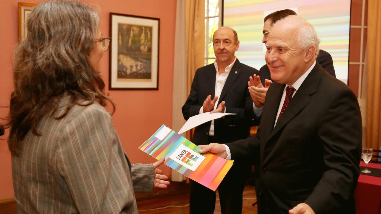 El gobernador anunció más viviendas docentes