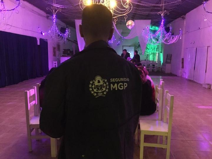 Fiesta swinger ilegal: llegó la policía y los confundieron con strippers