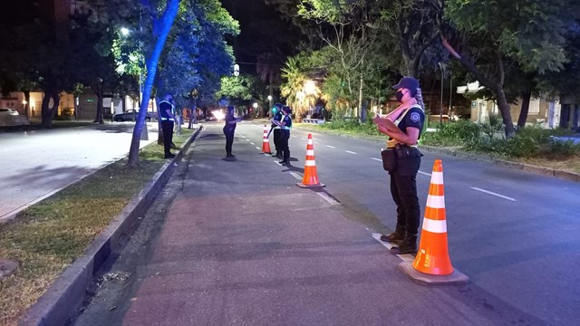 De noche no se circula: 140 personas detenidas
