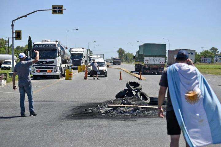 El gobierno de Santa Fe ordenó desalojar las rutas