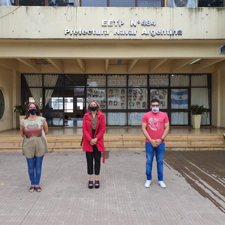 Sacnun (en el centro) destacó el aporte para la escuela técnica de Villa Cañás.