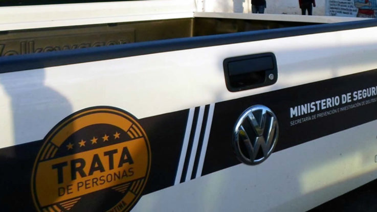 Detienen a un director de escuela por corrupción de menores 