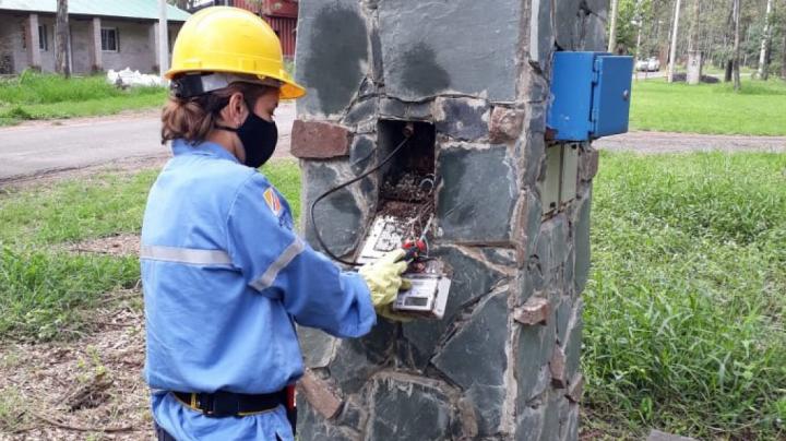 Colgados de la luz: detectan conexiones truchas en un country 