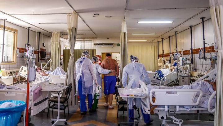Brasil: los médicos eligen a quién atender