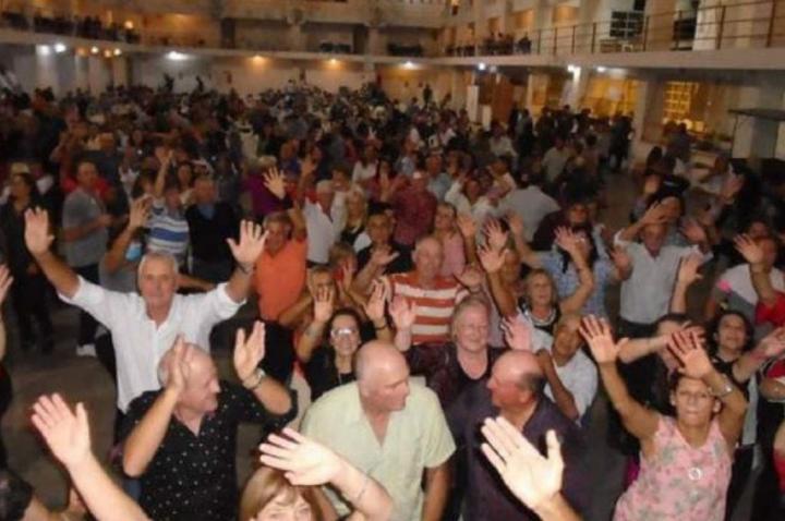 Una clandestina de adultos mayores con 500 personas 