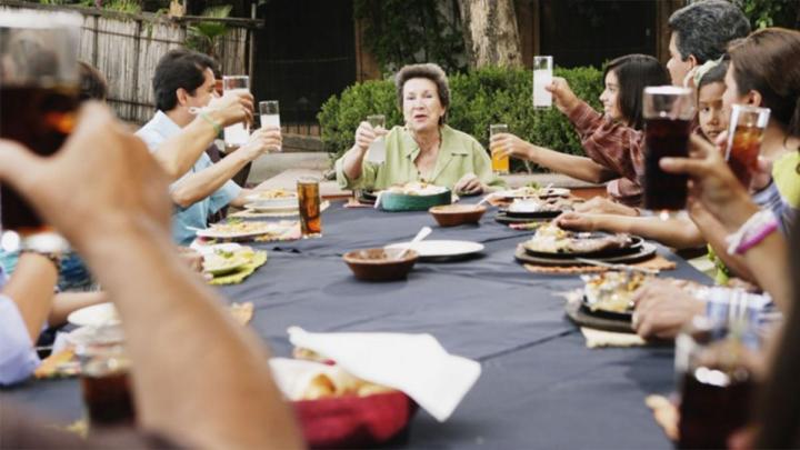 Suspenden las reuniones familiares y sociales