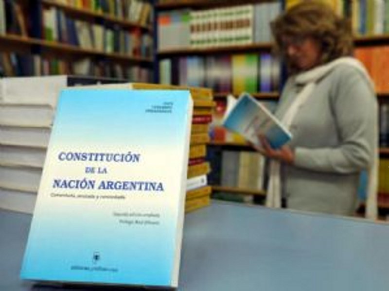 Capacitación a docentes sobre la Constitución
