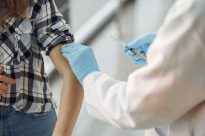 Inician la vacunación antigripal a afiliados al Iapos