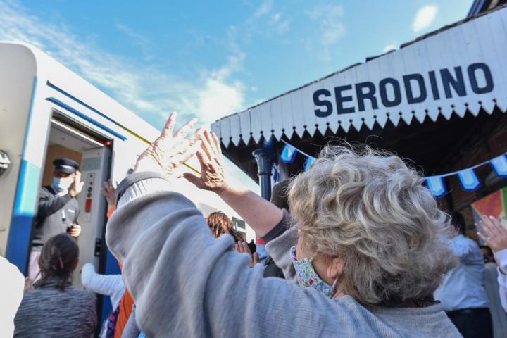 Alegría en el pueblo: luego de 33 años, el tren volvió a parar
