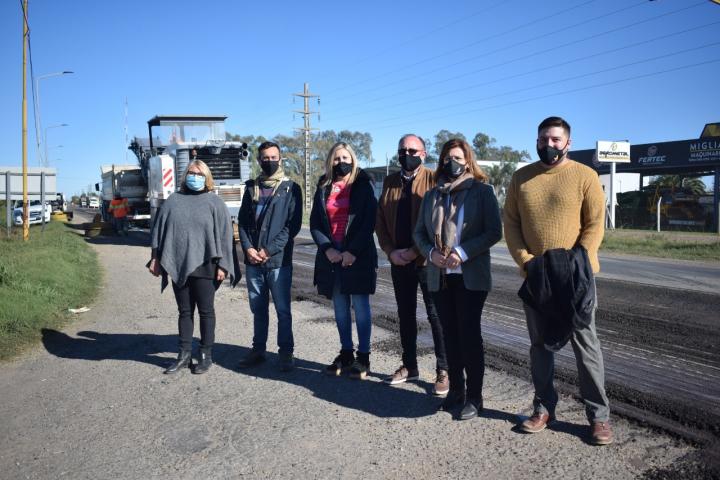 La senadora nacional (tercera desde la izquierda) en la recorrida por la ruta 33.