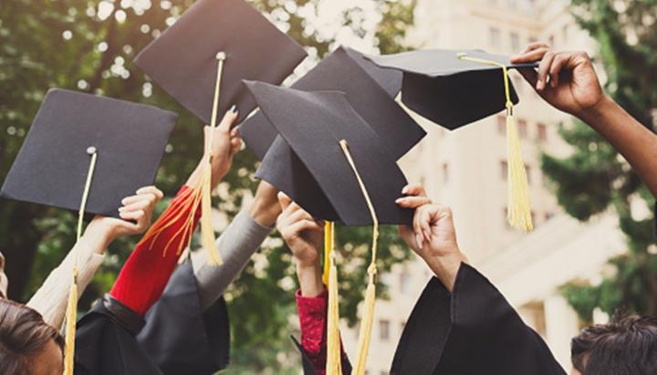 Egresados universitarios juraron “por la Matria”