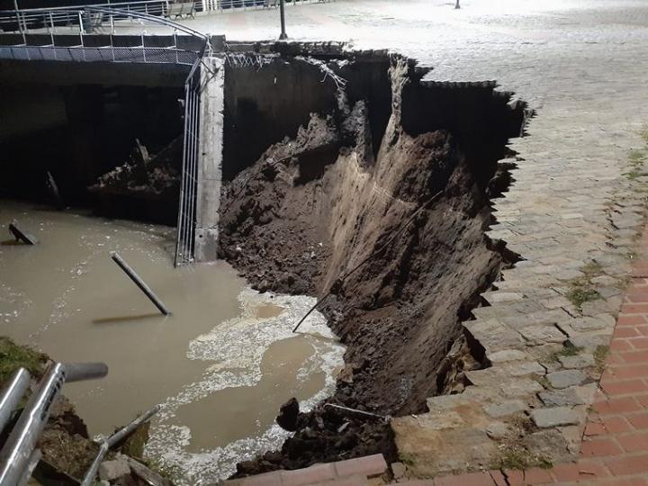 Se derrumbó un balcón costero en Rosario