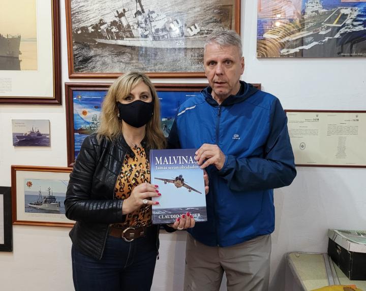 Sacnun, junto al representante de excombatientes en la Comisión Nacional de Malvinas, Adolfo Schweighofer.