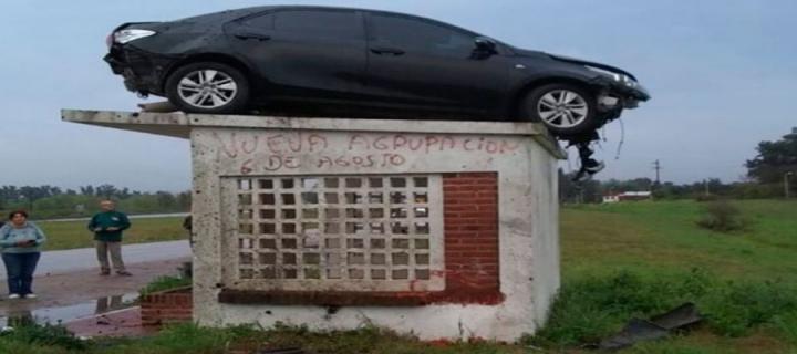 Insólito: se despistó y quedó arriba de una garita de colectivos