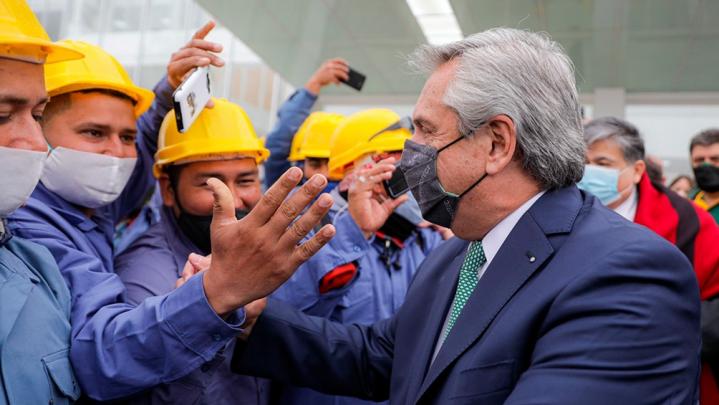 Fernández: “Cumpliré con mi compromiso de poner a la Argentina de pie”