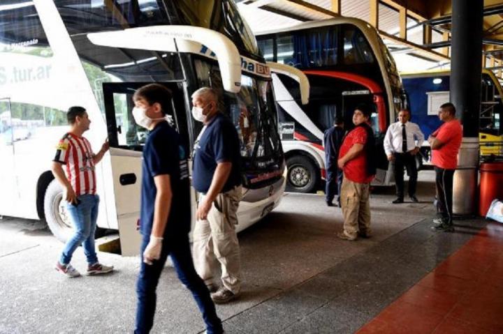 Los micros y trenes pueden viajar con plena ocupación