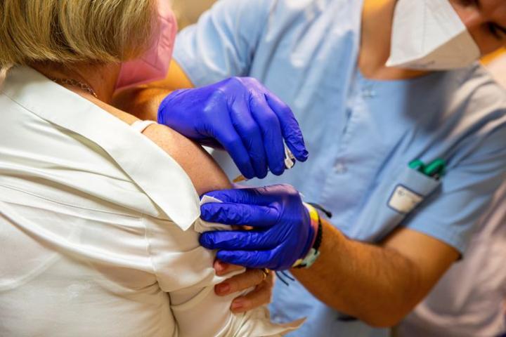 Coronavirus: aplicarán una tercera dosis de vacunas