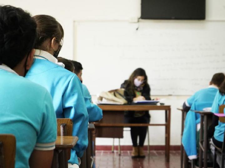 Aíslan a dos cursos completos de una escuela de Córdoba