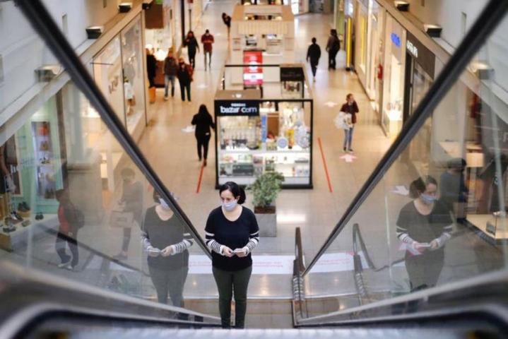 Shoppings y centros comerciales, hasta las 23 horas