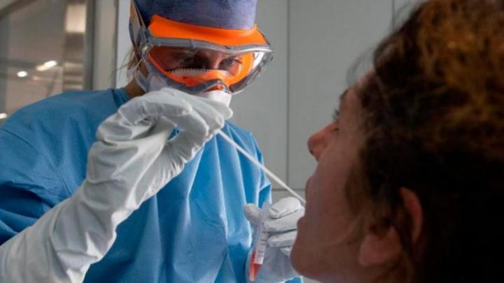 Evalúan eliminar el aislamiento de los contactos estrechos