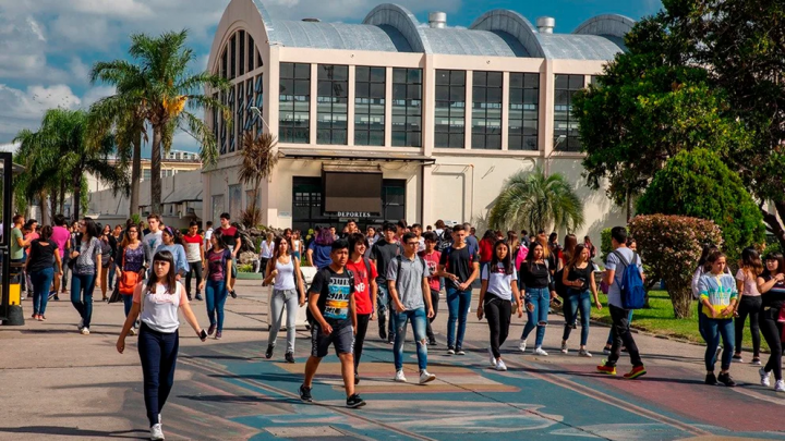 Universidades nacionales exigen pase sanitario