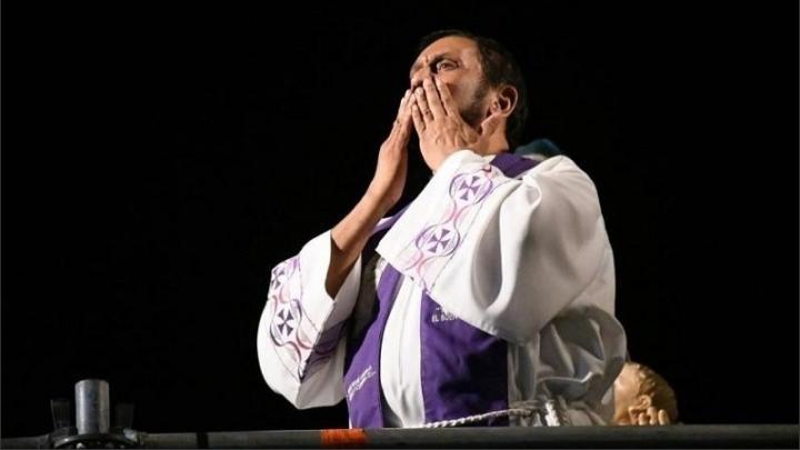 Una mujer vendía turnos para el padre Ignacio 