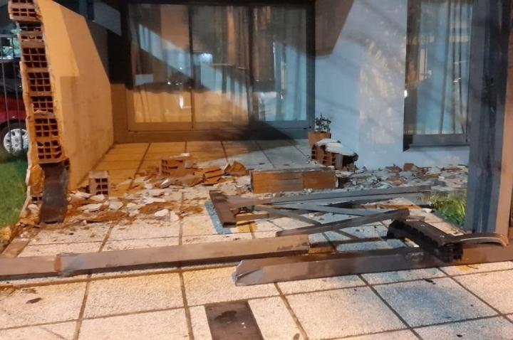 Chocó una casa, huyó pero se dejó la patente