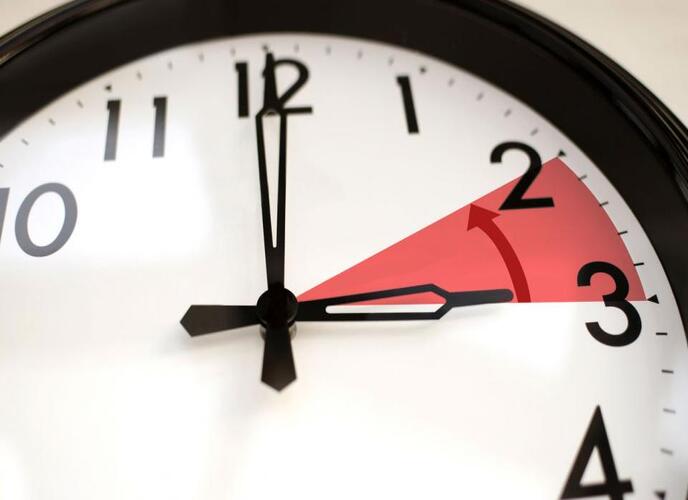 Proponen adelantar una hora los relojes