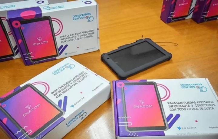 Entregan tablets gratis a jubilados y pensionados
