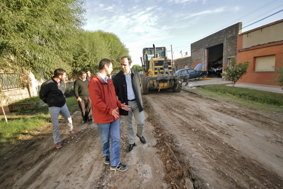 Destinan 10 millones para recuperar calles de tierra y arena