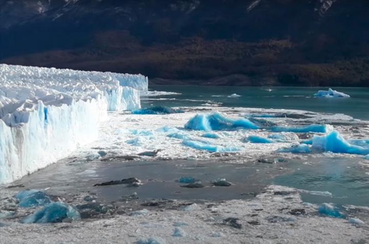 Se desprendió un gran témpano del glaciar Perito Moreno