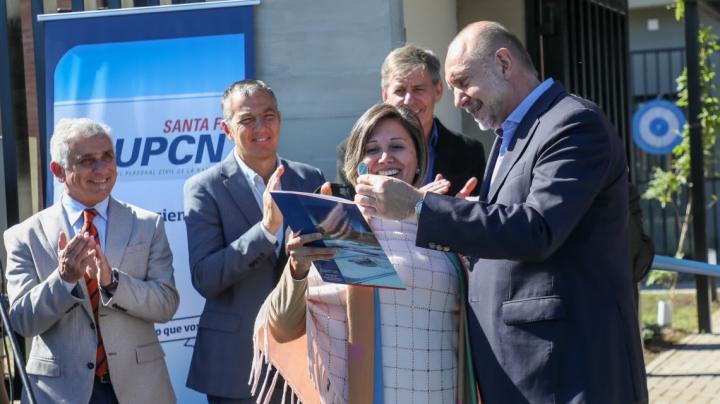 Perotti inauguró un complejo de viviendas de UPCN