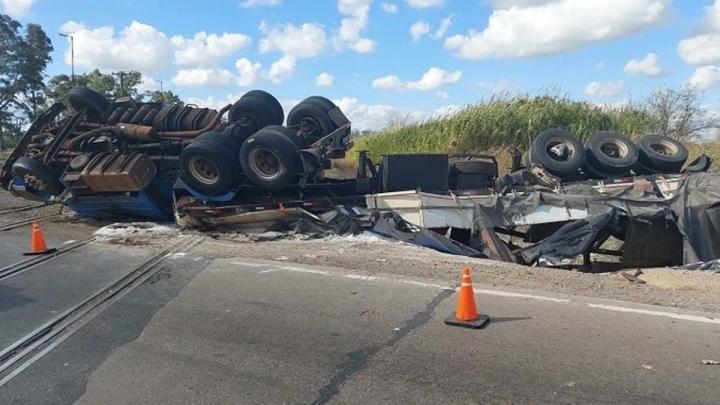 “La curva de la muerte” se tragó un camión con harina