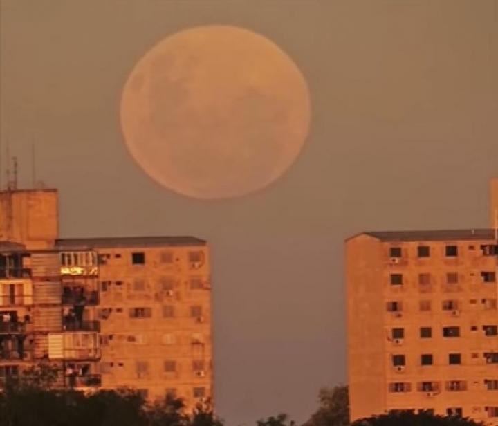 Así se vio la luna llena en la ciudad de Santa Fe
