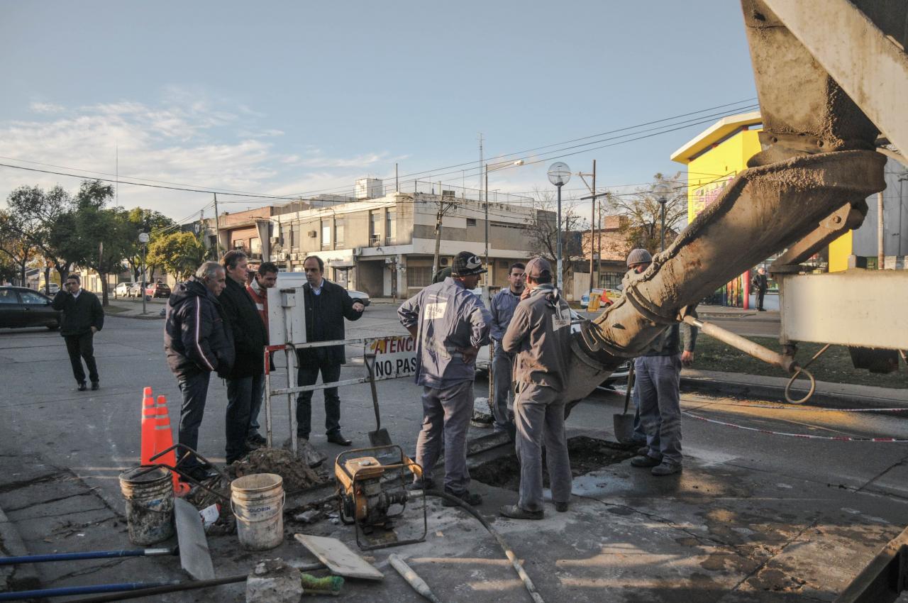 Intenso bacheo en calles de la capital