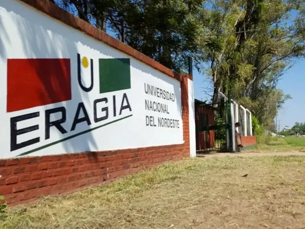 Obligan a sus alumnos a estar parados 4 horas al sol 