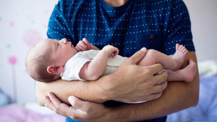 Licencia de 100 días a un papá para cuidar a su bebé