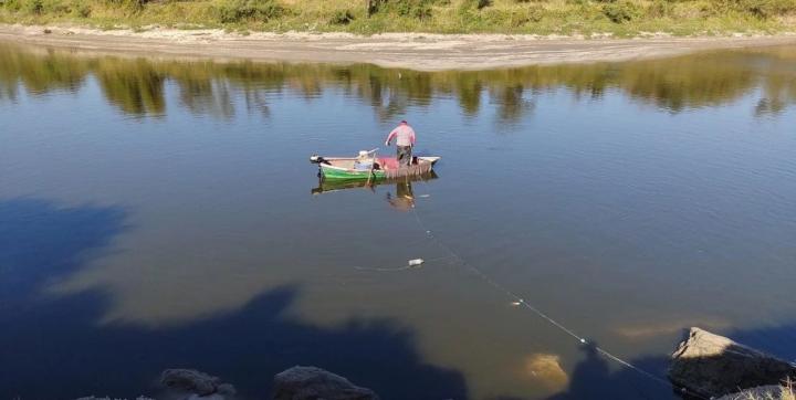 “Cortó” con una malla el río Salado para depredarlo