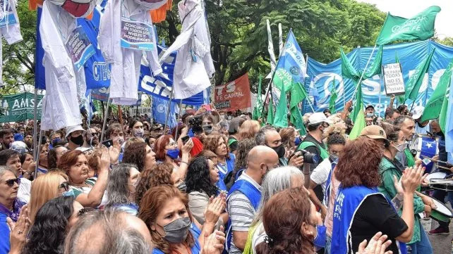 Docentes le piden a Perotti que reabra la paritaria