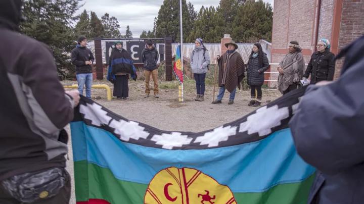 Izaron la bandera mapuche en una universidad del sur