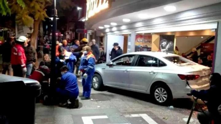 Un auto chocó contra un teatro en Mendoza 
