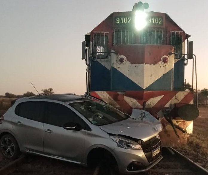 Un tren arrolló un auto y lo arrastró cien metros 