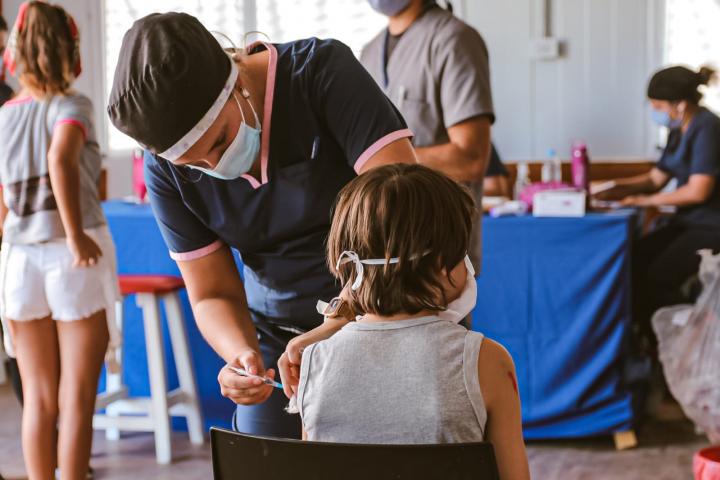 Inician la vacunación covid en menores de 6 meses a 3 años