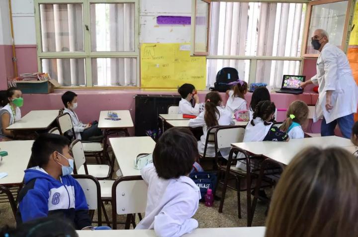 Le quitarán los planes sociales a las familias que no manden sus hijos a la escuela