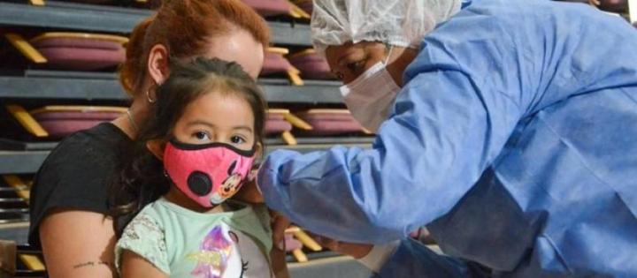 Tiran vacunas anticovid porque no llevan a los niños