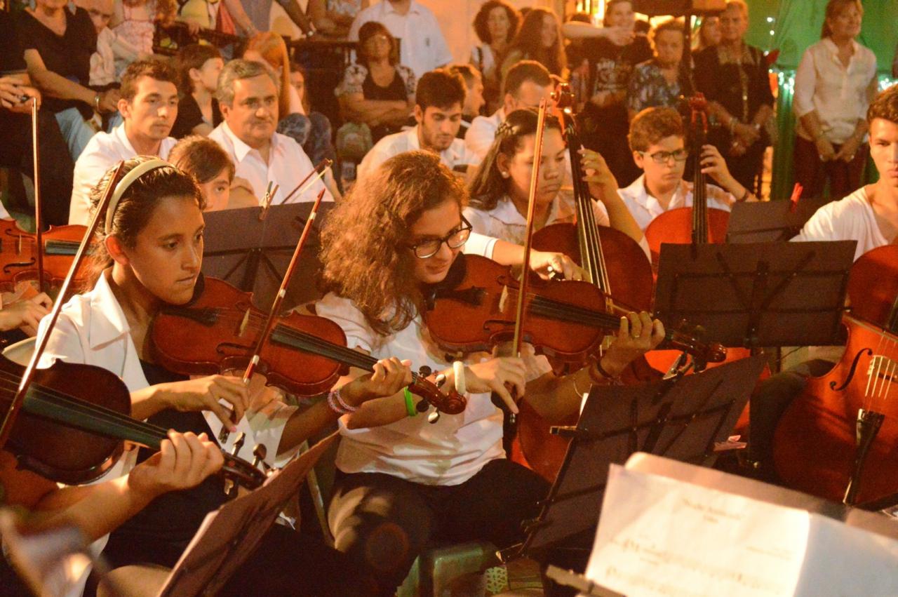 La música resuena en los jardines municipales