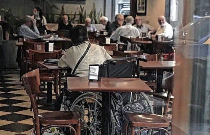 Jubilada en silla de ruedas fue abandonada por su hijo