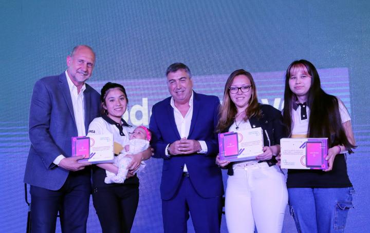 Entregan más de 5000 tablets a jóvenes de la provincia